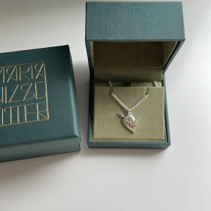 Maria Nilsdotter halsband - Säljer ena delen av mitt you&me halsband ifrån Maria Nilsdotter. (Aldrig använt) köpt i helgen för 2995kr🫶
