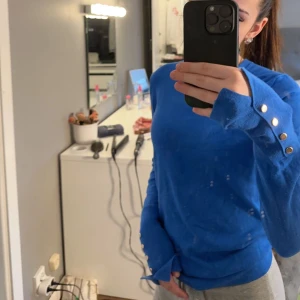 Blå långärmad  - Blå långärmad med guld knappar på ärmarna. Köpt här på Plick men inte kommit till användning. Inga defekter.