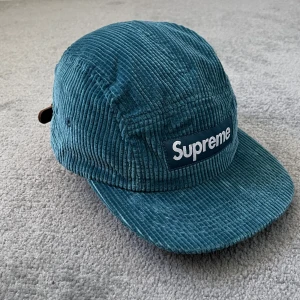 Supreme keps  - Turkos Manchester Supreme keps med läder spänne  Passar alla storlekar  Köpt på supreme butiken i Paris  10/10 skick aldrig använd  Kan mötas upp i Stockholms området eller shippa 
