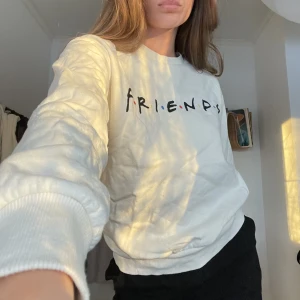 Friends tjocktröja  - En vit tjocktröja med f•r•i•e•n•d•s-motiv! 