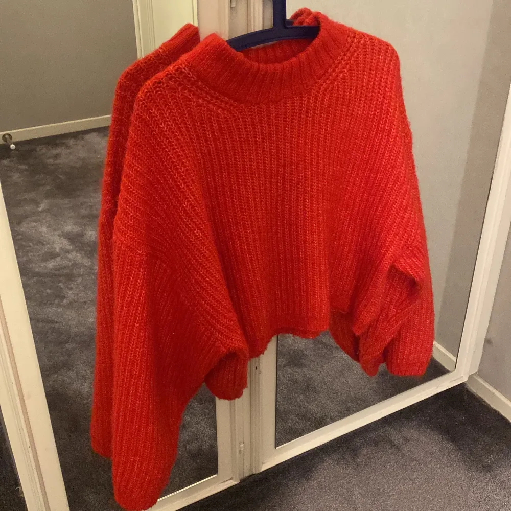 Röd stickad tröja i storlek S, köpt på Gina Tricot och använd fåtal gånger.. Stickat.