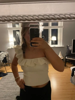 Topp zara - Säljer den här ursnygg toppen från zara! Har inte använt en enda gång och tycker den förtjänar att vara hos någon annan🥰den är Crème vit och har valonger upptill! Stl M och sitter som en smäck! Köparen står för frakten! 