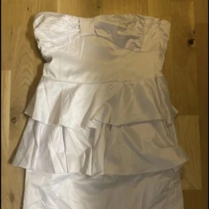 Klänning  - Säljer superfina klänningar som är använd fåtal gånger.   1. Blank kort klänning: Storlek 36  Finns att hämta i Kalmar eller Växjö. Kan skickas mot att köparen står för frakt.😃