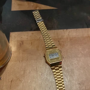 Guld casio - En guld casio klocka som är One size 