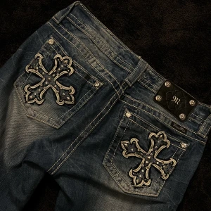 MissMe Jeans - MissMe jeans i en skinny modell, men har en slits så de upplevs inte som skinny och ser ej skinny ut. inga defekter förutom att dem är klippta till slits.