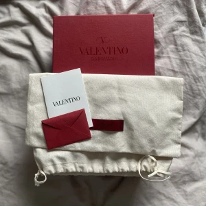 Valentino flycrew skor - Säljer nu mina snygga valentino skor då de inte kommer till användning längre. Köptes förra sommaren men inte använts sen i augusti. Två nitar saknas och även ett svart litet märke på höger sko. Nypris ca 5500. Säljs med box och dustbag