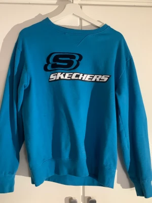 Vintage sweatshirt sketchers - En vintage Sketchers Sweatshirt storlek M, passar även S, XS och L. Passformen på mig som är en S är lite baggy. Köpte för 499 men säljer för 250 då den i princip är i nyskick, använd väldigt lite och inga skador eller fläckar💕