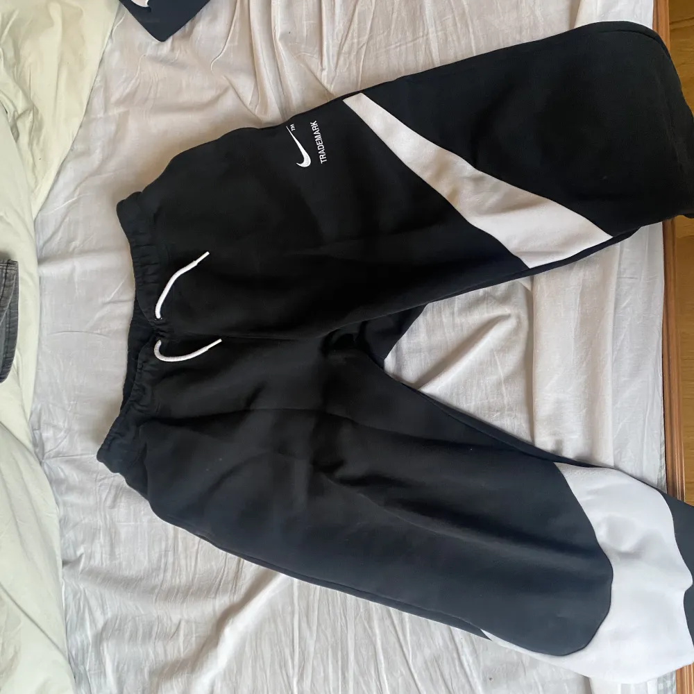 Nike Tracksuit med luvtröja i storlek XS och mjukis byxor i storlek M. Perfekt skick. Köptes för 1200kr. Vårt pris 600kr för båda. 400kr separat. . Hoodies.