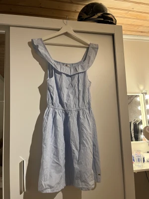Sommar klänning  - Jätte fin klänning Stockholm stil och gammel svenska stil. Inte använt på 5 år. En vit lång ärmad tröja till passar perfekt. Passar som S/M 