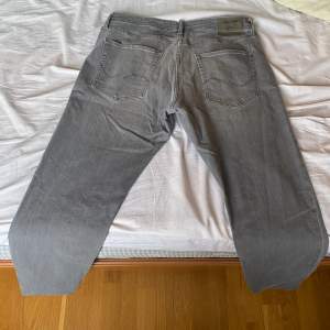 Jack & Jones jeans i ljus grå färg i storlek W36 L34. Väldigt bra skick och bra kvalite. . Nypris 1000kr, pris nu 500kr