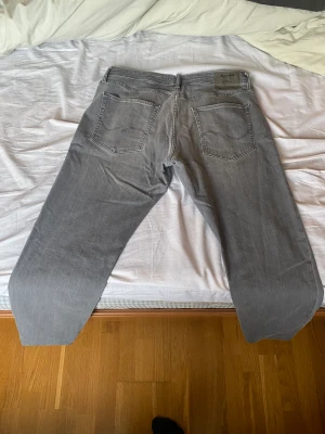 Jack & Jones jeans - Jack & Jones jeans i ljus grå färg i storlek W36 L34. Väldigt bra skick och bra kvalite. . Nypris 1000kr, pris nu 500kr