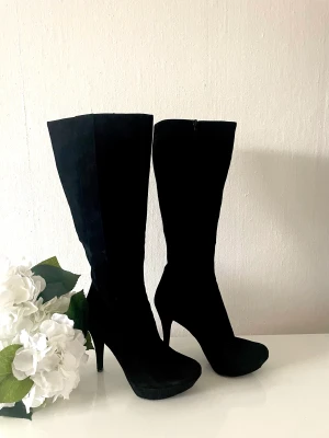 Moccastövlar strl 37 - Väldigt fina läder högklackade stövlar, strl 37. Tyvärr så har de inte kommit till så stor användning för mig och hoppas att de får en ny ägare. Se mina övriga aktioner! ❤️