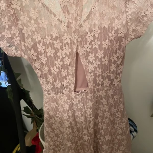 Dry lake klänning - Rosa dry lake klänning som har rosa blommigt mönster som endast använts ett fåtal gånger. Fler bilder kan skickas efter förfrågan. Köpt för ca 2 år sedan och finns ej kvar att köpa. Även en jättegullig öppen rygg som synt bättre på person än galge. 