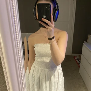 Långklänning - Vit bandauklänning från hm, storlek xs , använd 1 gång