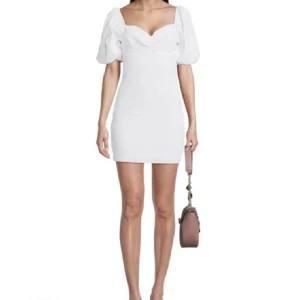 Klänning - Säljer denna fina klänning, på grund av att den inte kommer till användning. Storlek S. 