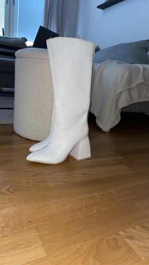 Höga skor - Säljer nu mina klackskor, knappt använda vara legat i garderoben. Storlek 37:)  Nypris: 800