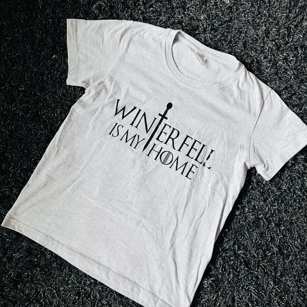 T-shirt med Game of Thrones motiv. I ny skick.. T-shirts.