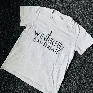 T-shirt med Game of Thrones motiv. I ny skick.