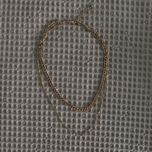 Jättefint dubbelkedjat halsband från NA-KD💛 Använt ett fåtal gånger, dm för fler bilder😚