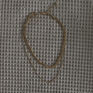 Dubbelt halsband - Jättefint dubbelkedjat halsband från NA-KD💛 Använt ett fåtal gånger, dm för fler bilder😚