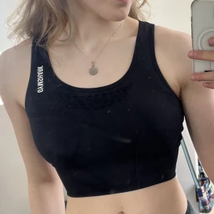 Gymshark energy seamless croptop - Säljer denna sportBH/croptop från gymsharks energy seamless kollektion. Använd ett fåtal gånger, därav mycket bra skick💕