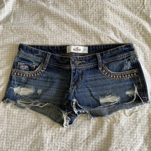 Lågmidjade jeansshorts - Säljer dessa vintage jeansshorts i väldigt bra skick. Stolek W26. Frakt tillkommer! 