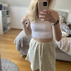 Kjol - Tryck gärna på ”KÖP NU”. Söt kjol till sommaren i siden från ginatricot💛 Jättegulligt mönster💛 använd en gång !