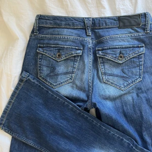 Low waist jeans - I bra skick men säljs då jag ej använder dem :) skriv för fler bilder eller frågor m.m 