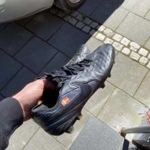 Nike Tiempo - Svarta Nike Tiempo i väldigt bra skick. Dem är använda en del gånger men är i förvånadsbra skick!  Nypris är ca 2500 