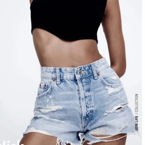 Zara shorts - Säljer min zara shorts då de tyvärr blivit för små för mig💗Köpta förra sommaren och använts ca 4-6 gånger, därav i super skick. Det är i storlek 38, men det är små i storleken brukar ha 36💗