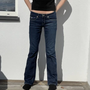 Lågmidjade jeans - Vintage jeans i märket Hollister. Jeansen är i mycket bra skick! Jeansen tvättas innan leverans💗 Storlek: W28/L33 Midjemått: 80cm Innerbenslängd:82cm  Modellen är 173 cm lång
