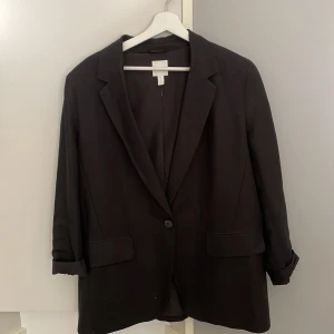 Kavaj  - En Hm kavaj, använd 1 gång. Mycket Fint skick, storlek L oversized