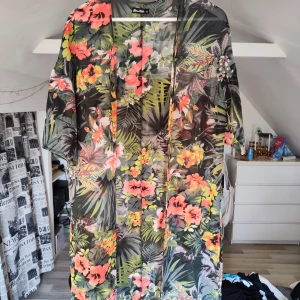 Lång kimono - Lång kimono med korta ärmar i storlek s men passar även större storlekar. 