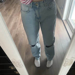 Blåa jeans med hål - Säljer dessa blåa jeans med hål från gina tricot i storlek 38, jag är ca 170cm. 