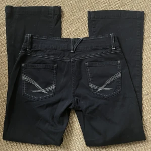 Lågmidjade bootcut jeans - Lågmidjade utsvängda jeans med fina detaljer💕 Knappt använda, nyskick😊