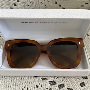 Chimi - Ett par chimi solglasögon 08 färg havana. I nyskick endast använda en gång och har inga repor. OBS! Andra bilden visar glasögonen i fel färg då de jag har inte längre finns och köpa! Skriv för fler frågor!