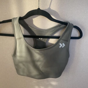 Grön sporttop  - Grön sporttop från Lager 157 i storlek Xs, oanvänd. 