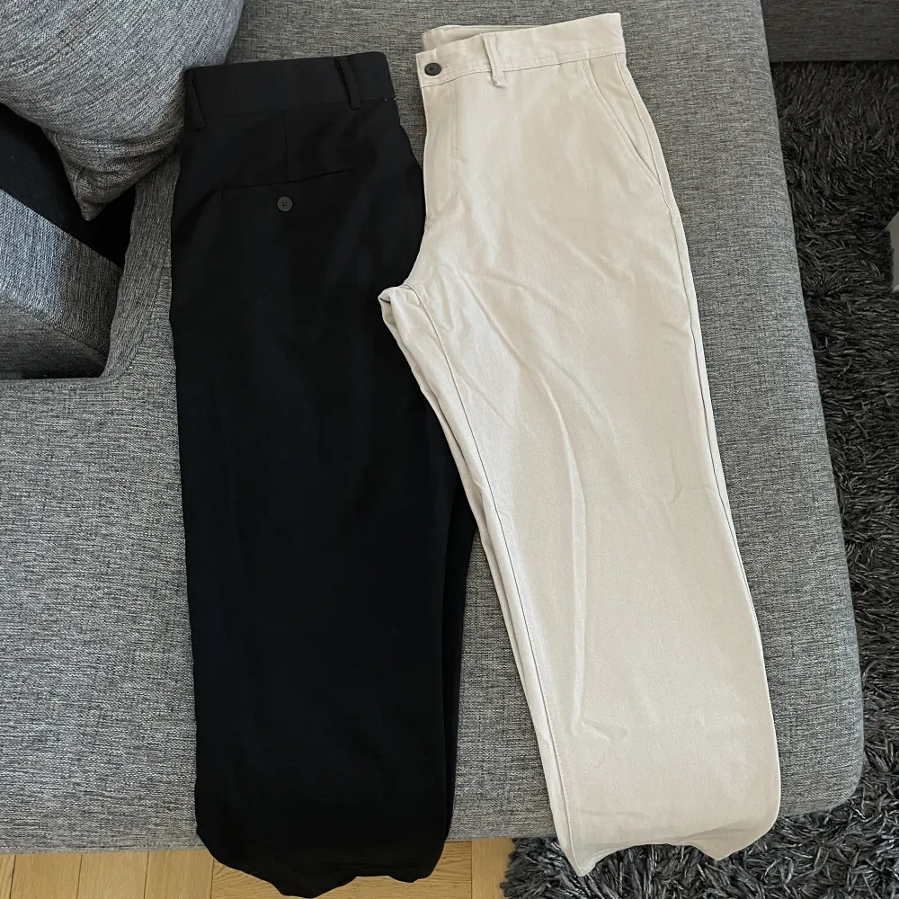 Byxor från Zara i stl: 32  Ett par svarta och ett par beige  Använt ett fåtal gånger, toppen skick. 250:- för båda. Jeans & Byxor.