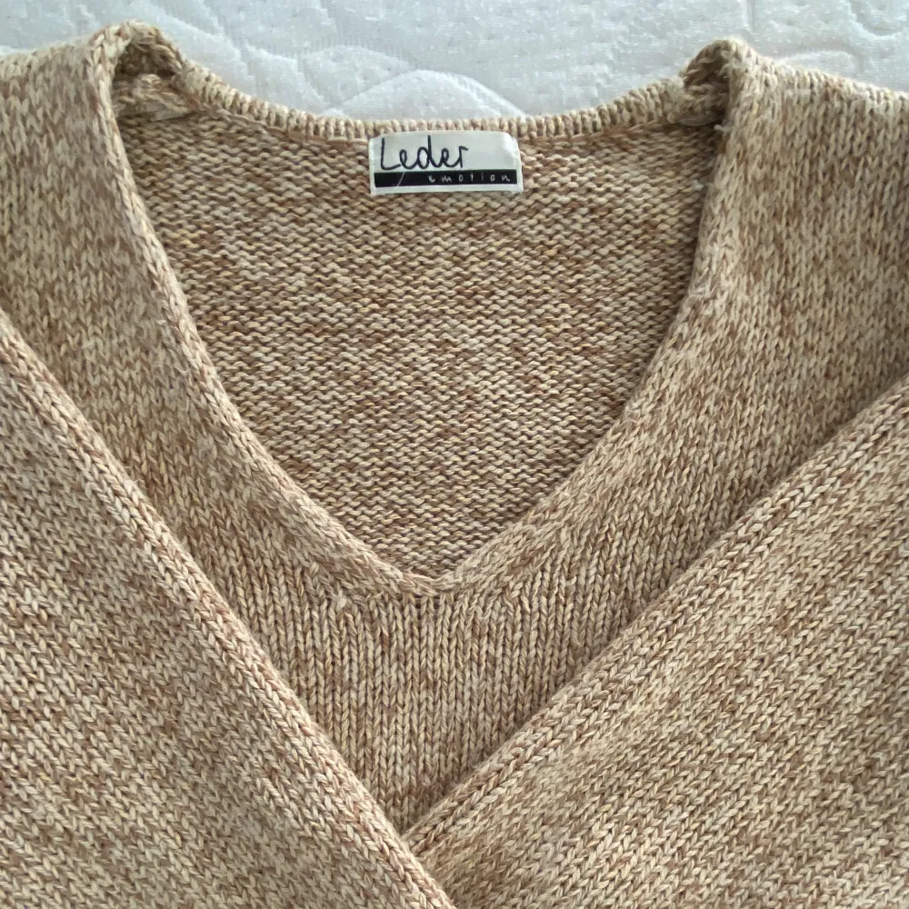 En beige stickad tröja 🧡 . Stickat.