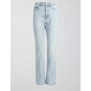 Säljer dessa snygga jeans från ginatricot . De är använda ca 3 gånger , modellen heter ” high straight tall jeans” skriv privat för fler bilder !