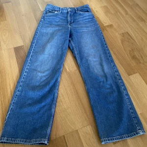 Blå jeans  - Har några vita färg fläckar