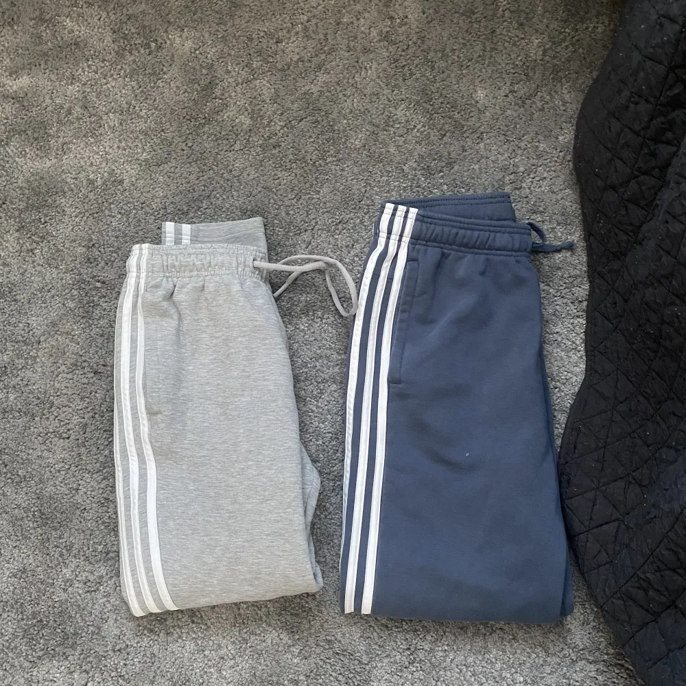 Säljer mina adidas byxor varav de är för små för mig, skick 9/10 inga skador. Båda tillsammans kostar 500, vill man köpa enskilt så kostar de 300. Kom dm för frågor och fler bilder. Pris kan diskuteras. . Jeans & Byxor.