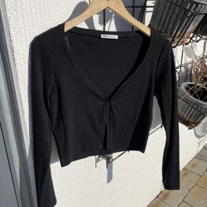 Svart kofta - Säljer denna svarta kofta från Zara då den inte kommer till användning!!  Storlek L men liten i storleken, använd ungefär 2 gånger:) 120kr inklusive frakt