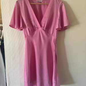 Stradivarius klänning NY - Jättefin rosa klänning från stradivarius i strl M, men liten i storleken, så passar S. Aldrig använd. ✨🥰