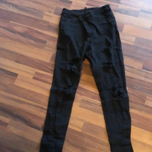 slitna svarta jeans - ett till par likadan svara jeans. dessa mindre använda och därav mindre slitna. samma sak här, dom är rätt håriga men det tas bort innan dom säljs. (storlek hoppas jag man kan läsa av genom lappen) 