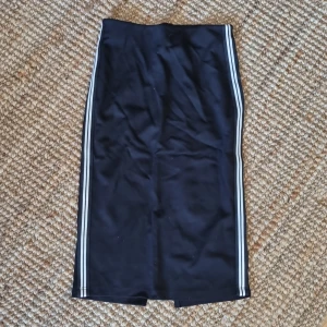 Kjol xs - Fint skick. Går till nedanför knäna på person ca 160cm. 