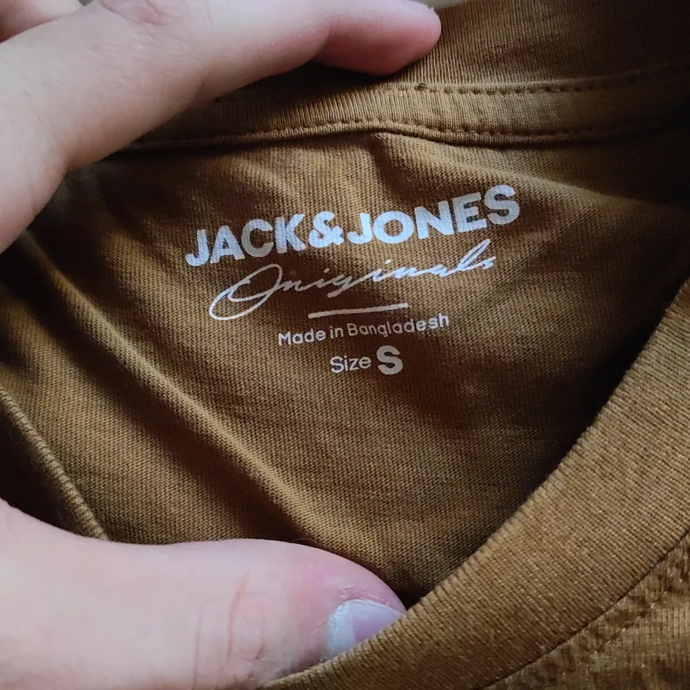 Jack and Jones t shirt, brun/orange, inte använd så mycket, köpt för 200kr. Small men passar även för M. T-shirts.