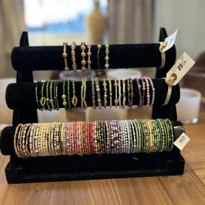 Armband - Hej! Jag gör egengjorda armband för ett billigt pris, ni kan se priserna på prislapparna. Har även en Instagram ”armband.e.k” Skriv om ni vill ha någon egen färg kombination så ska jag försöka lösa de!