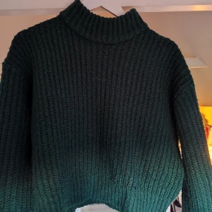 Grön stickad tröja  - Snygg stickad grön tröja från H&M i storlek M, välanvänd ☺️