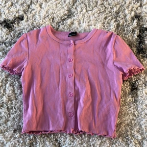 Topp från Ginatricot - Bra skick 💕. Har använt en gång.